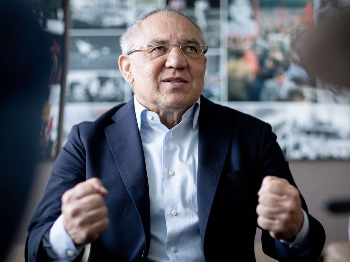 Der ehemalige Bundesliga-Fußballtrainer Felix Magath ballt die Fäuste.
