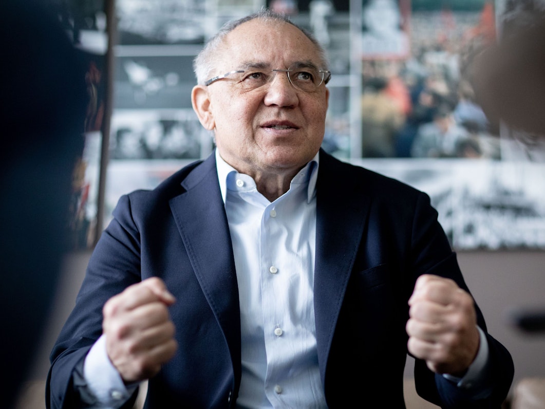 Der ehemalige Bundesliga-Fußballtrainer Felix Magath ballt die Fäuste.