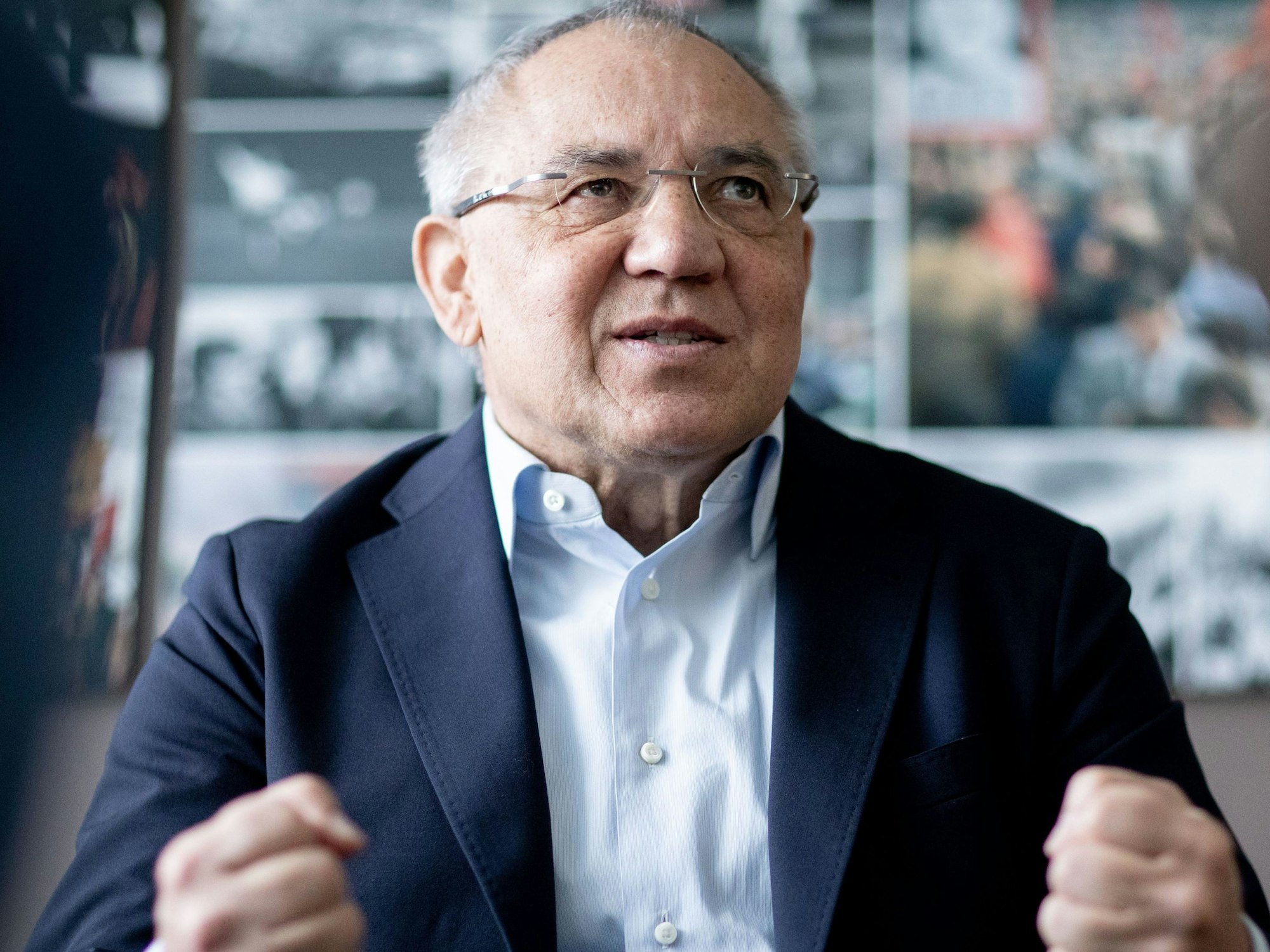Der ehemalige Bundesliga-Fußballtrainer Felix Magath ballt die Fäuste.