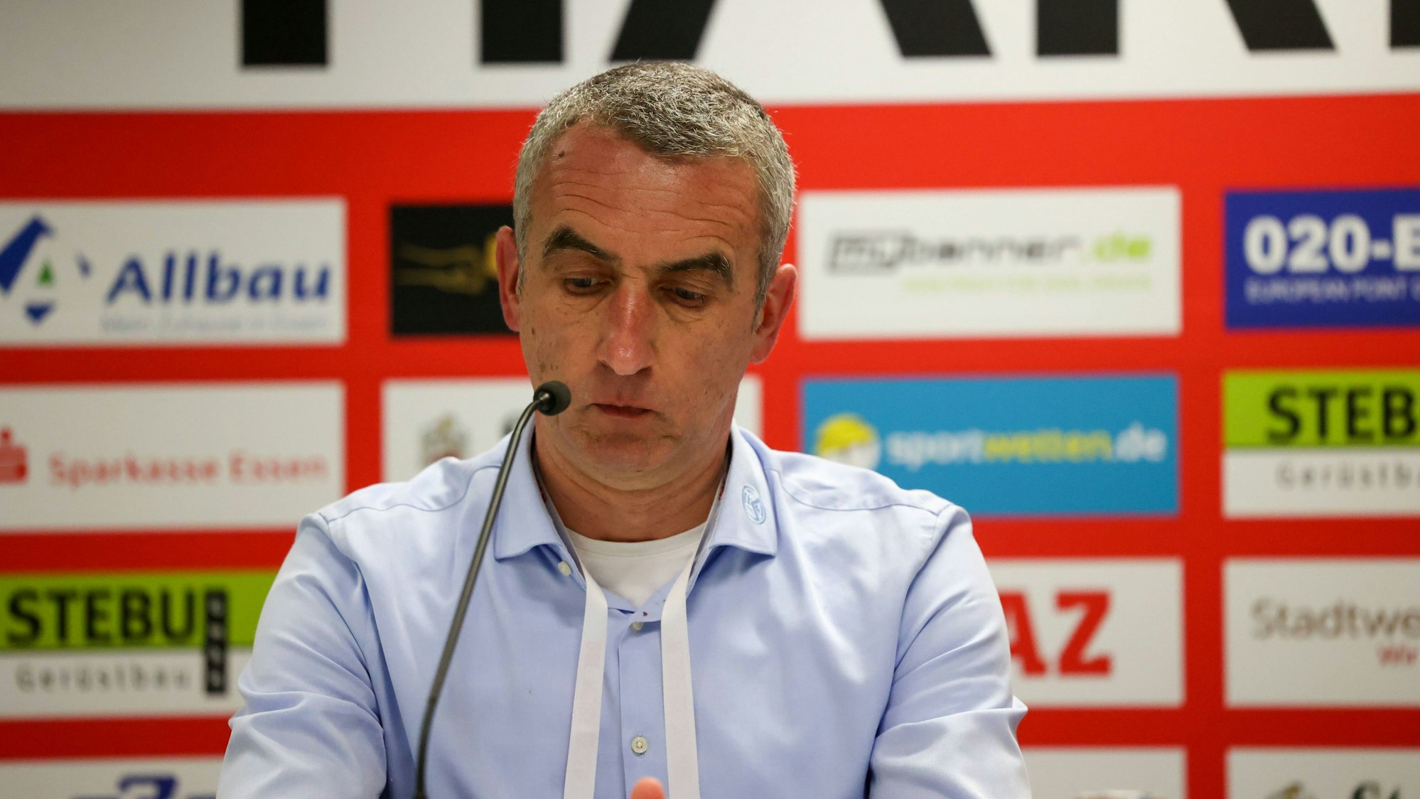 Marcus Uhlig von Rot-Weiss Essen sitzt auf dem Podium.
