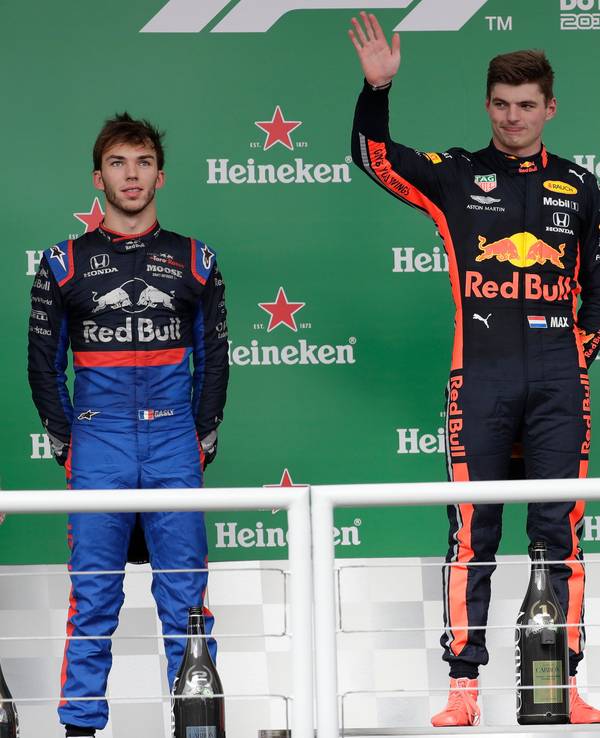 Sieger Max Verstappen (M) aus den Niederlanden vom Team Red Bull Racing, steht auf dem Podium mit dem zweitplatzierten Pierre Gasly (l) aus Frankreich vom Team Toro Rosso und dem drittplatzierten Lewis Hamilton aus Großbritannien vom Team Mercedes.