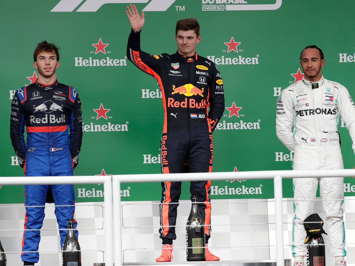 Sieger Max Verstappen (M) aus den Niederlanden vom Team Red Bull Racing, steht auf dem Podium mit dem zweitplatzierten Pierre Gasly (l) aus Frankreich vom Team Toro Rosso und dem drittplatzierten Lewis Hamilton aus Großbritannien vom Team Mercedes.