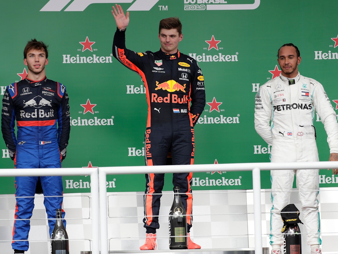 Sieger Max Verstappen (M) aus den Niederlanden vom Team Red Bull Racing, steht auf dem Podium mit dem zweitplatzierten Pierre Gasly (l) aus Frankreich vom Team Toro Rosso und dem drittplatzierten Lewis Hamilton aus Großbritannien vom Team Mercedes.