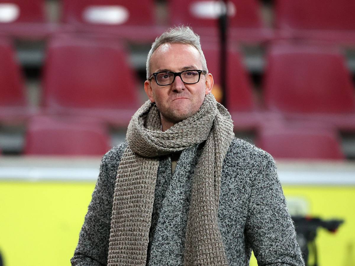 Alexander Wehrle steht beim Heimspiel des 1. FC Köln gegen Eintracht Frankfurt im Rhein-Energie-Stadion.