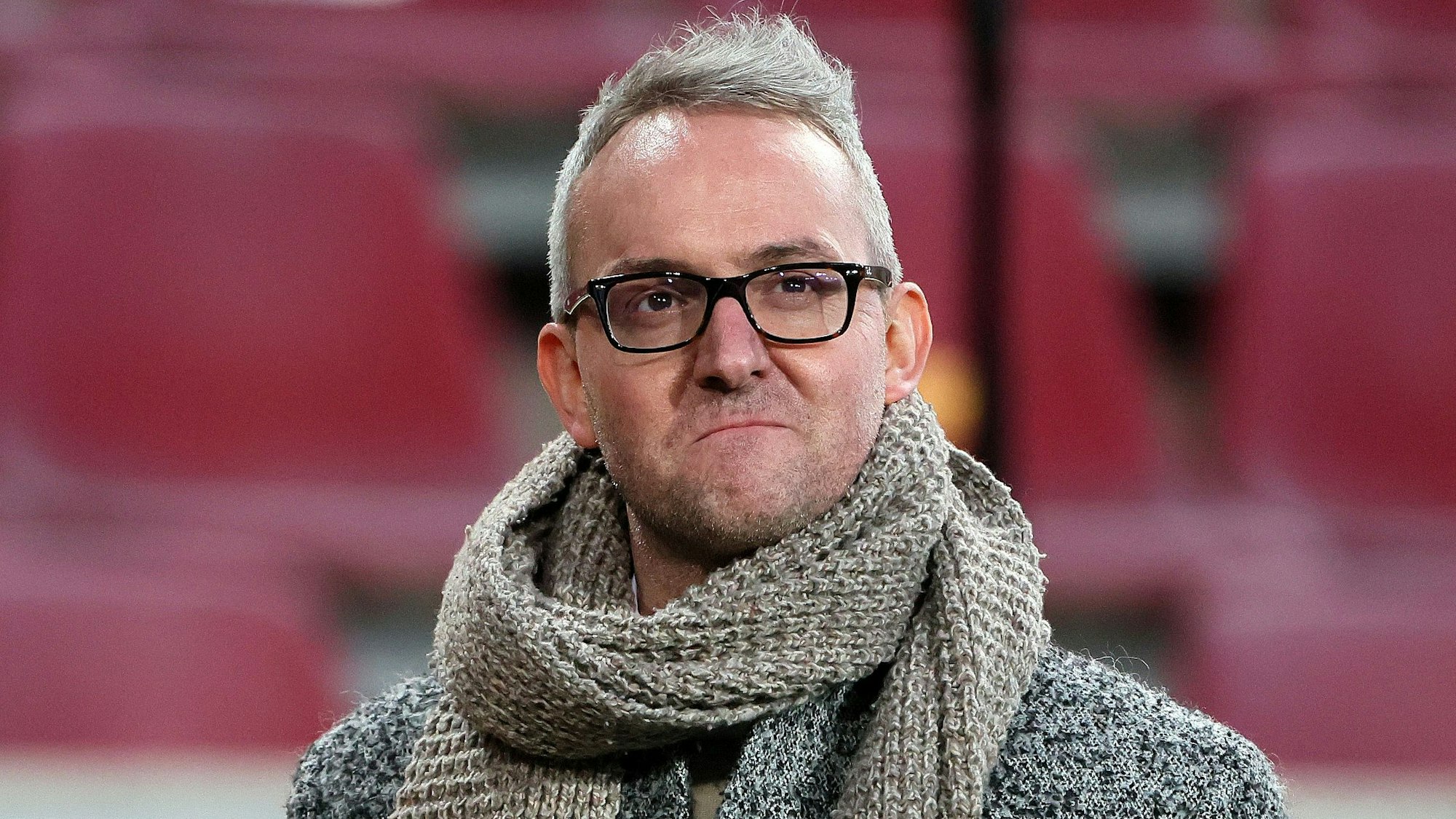 Alexander Wehrle steht beim Heimspiel des 1. FC Köln gegen Eintracht Frankfurt im Rhein-Energie-Stadion.