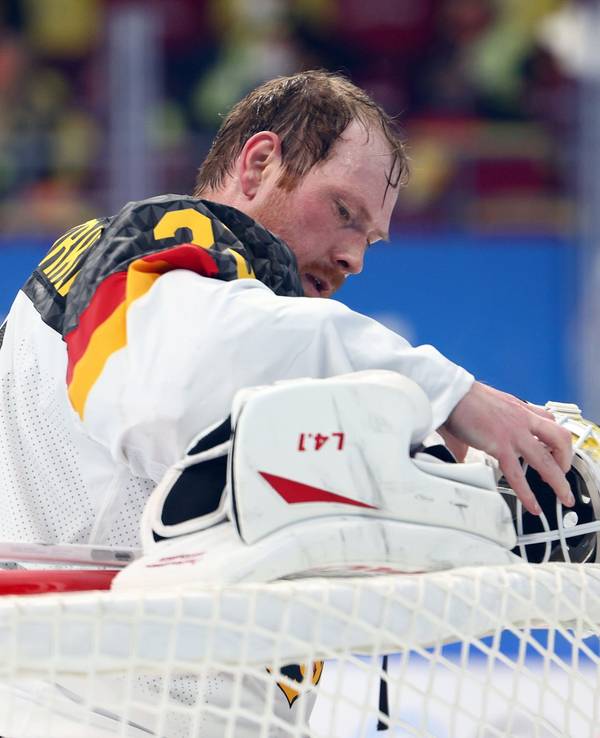 Danny aus den Birken legt seine Maske aufs Tornetz.