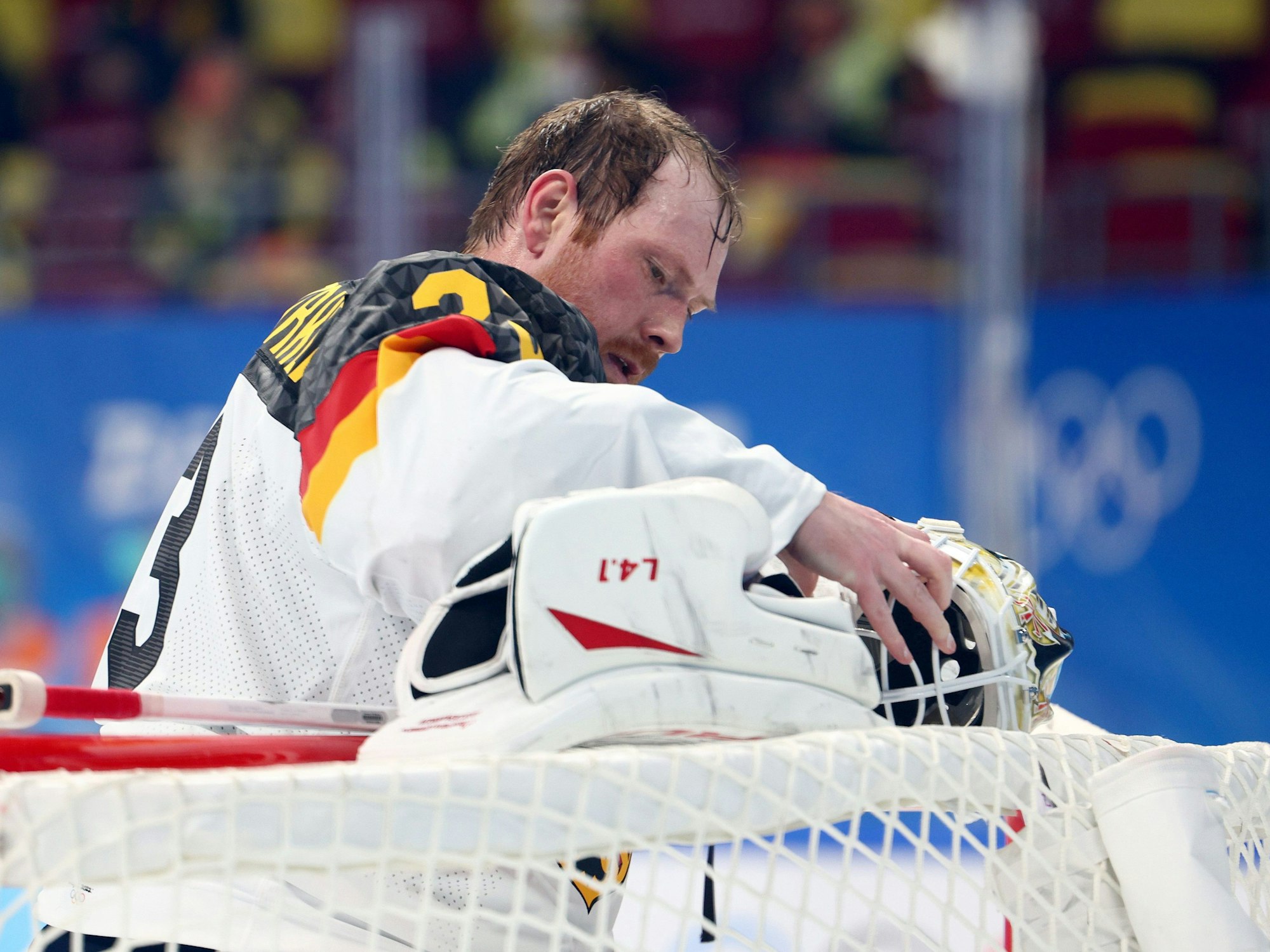 Danny aus den Birken legt seine Maske aufs Tornetz.