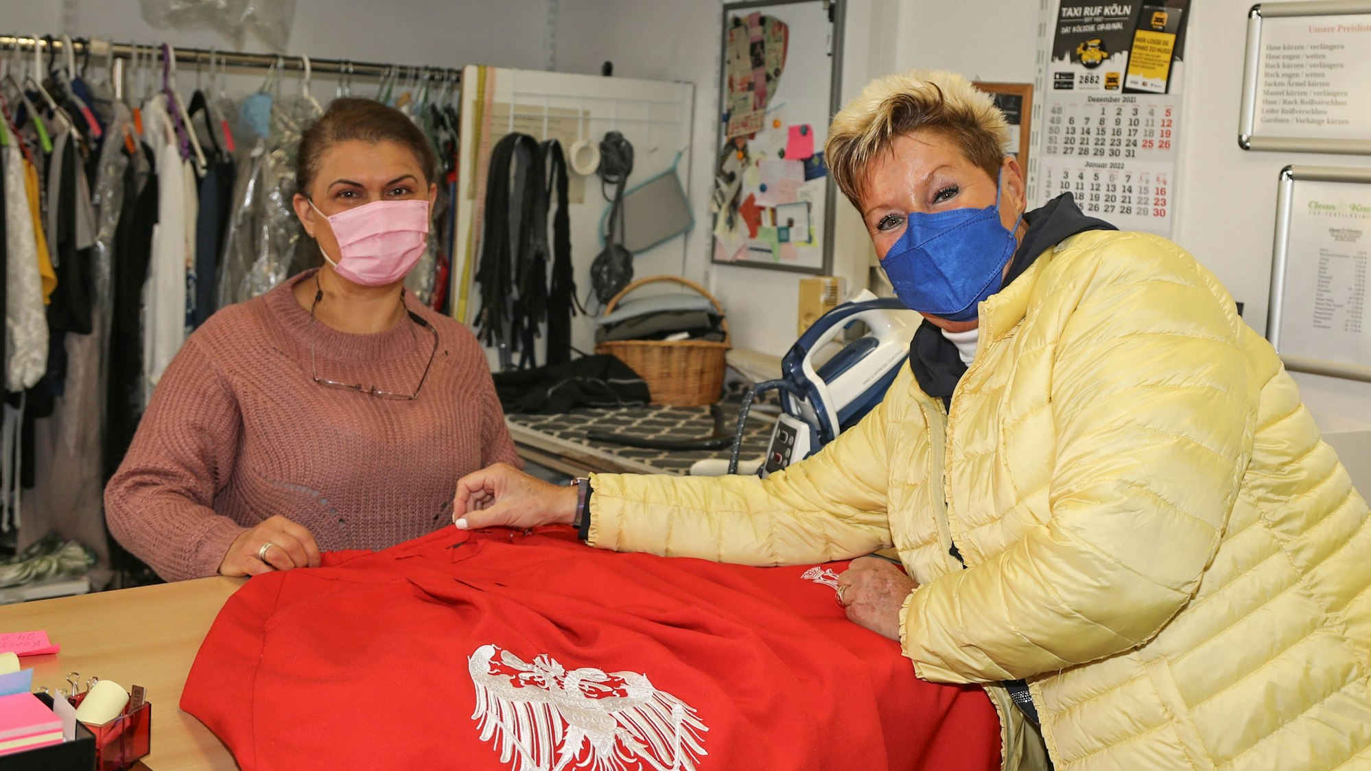 Marita Köllner mit Schneiderin Yildiz