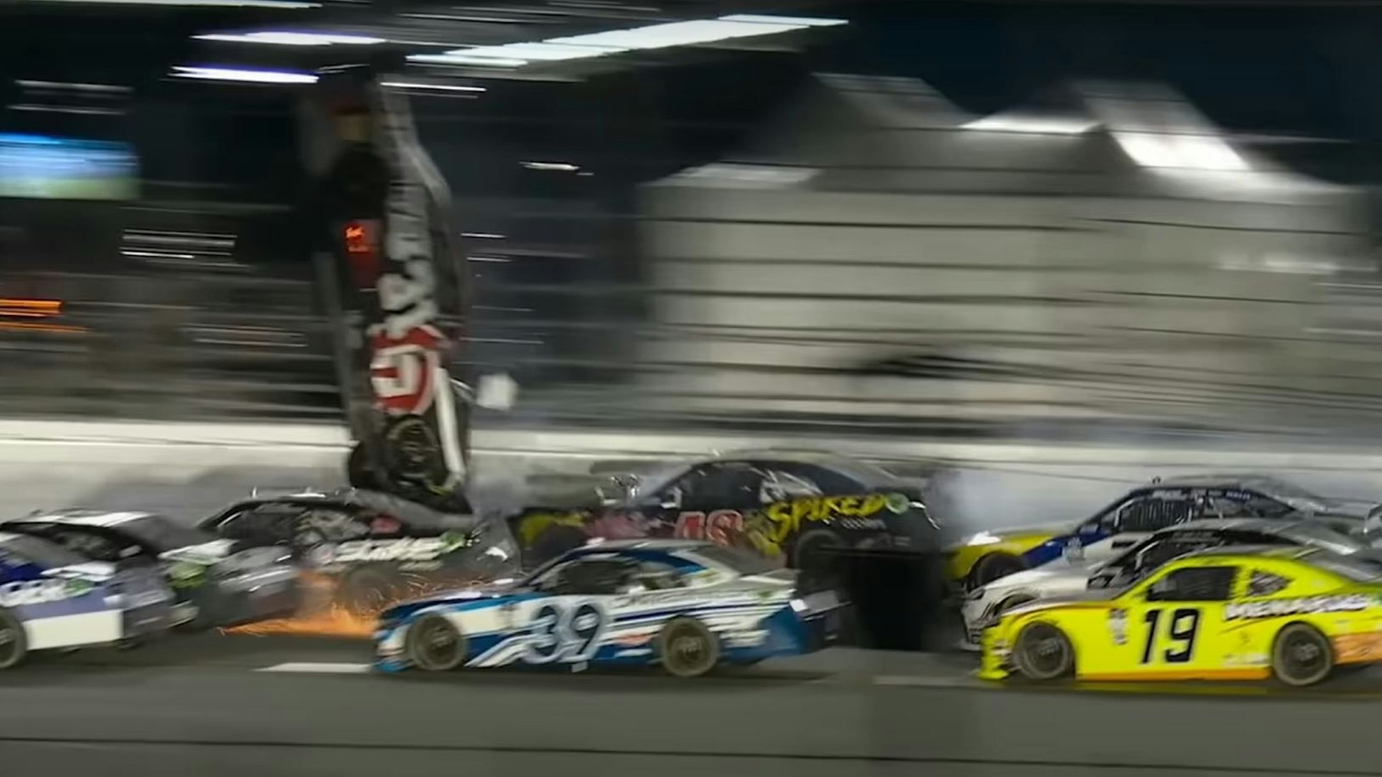 Beim Rennen der Nascar Xfinity Serie kommt es zu einem spektakulären Crash, bei dem das Auto von Myatt Snider abhebt.