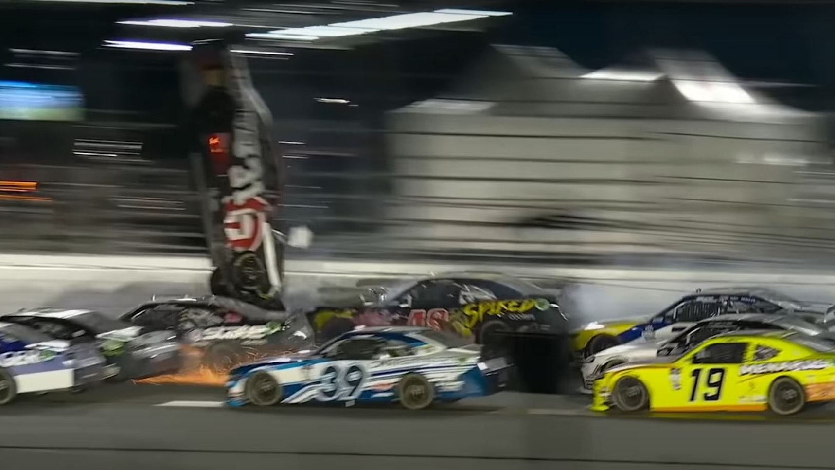 Beim Rennen der Nascar Xfinity Serie kommt es zu einem spektakulären Crash, bei dem das Auto von Myatt Snider abhebt.