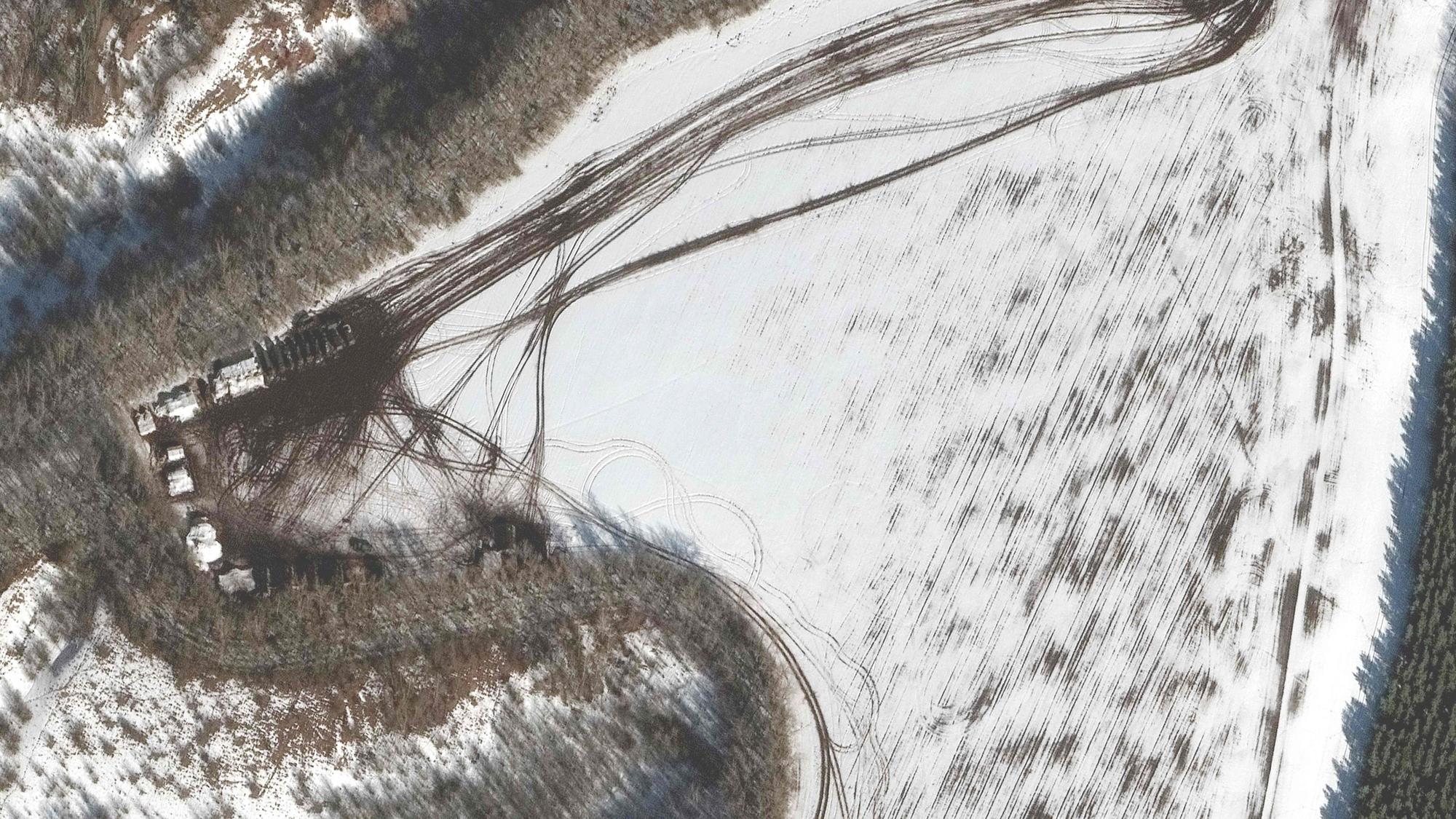 Das Satellitenfoto von Maxar, das am 20. Februar veröffentlicht worden ist, zeigt deutlich Reifenspuren und Truppenbewegung: Eine neue Stationierung russischer Truppen ist darauf entlang einer Baumgrenze zu sehen, rund 32 Kilometer von der ukrainischen Grenze entfernt, in der Nähe von Belgorod.