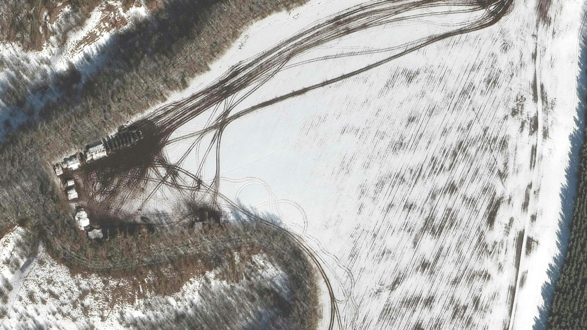 Das Satellitenfoto von Maxar, das am 20. Februar veröffentlicht worden ist, zeigt deutlich Reifenspuren und Truppenbewegung: Eine neue Stationierung russischer Truppen ist darauf entlang einer Baumgrenze zu sehen, rund 32 Kilometer von der ukrainischen Grenze entfernt, in der Nähe von Belgorod.