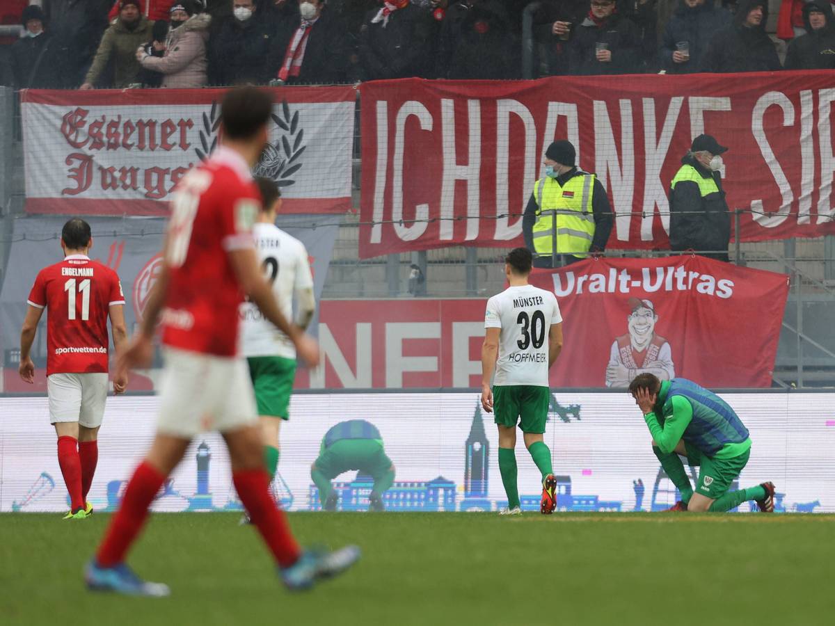 Rot-Weiss Essen - Preussen Münster, das Spiel wird in der 76. Minute nach einem Böllerwurf beim Stand von 1:1 abgebrochen.