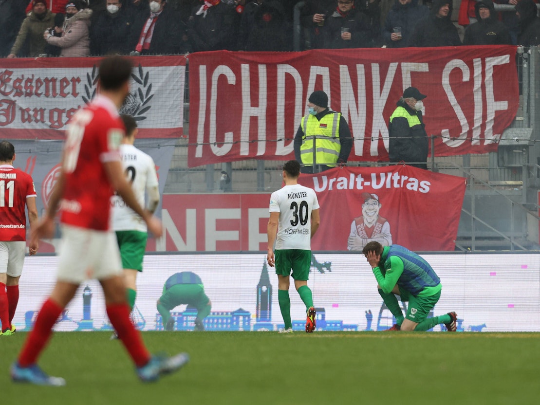 Rot-Weiss Essen - Preussen Münster, das Spiel wird in der 76. Minute nach einem Böllerwurf beim Stand von 1:1 abgebrochen.