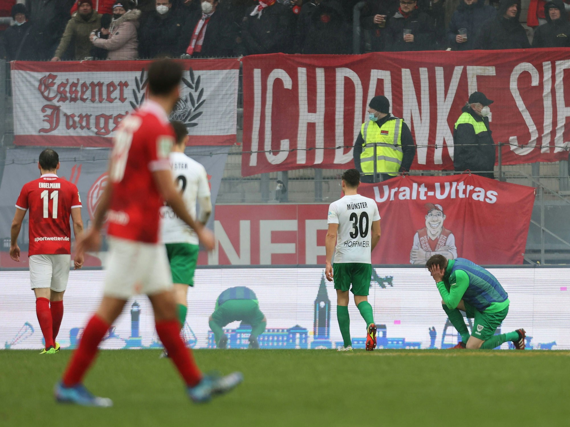 Rot-Weiss Essen - Preussen Münster, das Spiel wird in der 76. Minute nach einem Böllerwurf beim Stand von 1:1 abgebrochen.