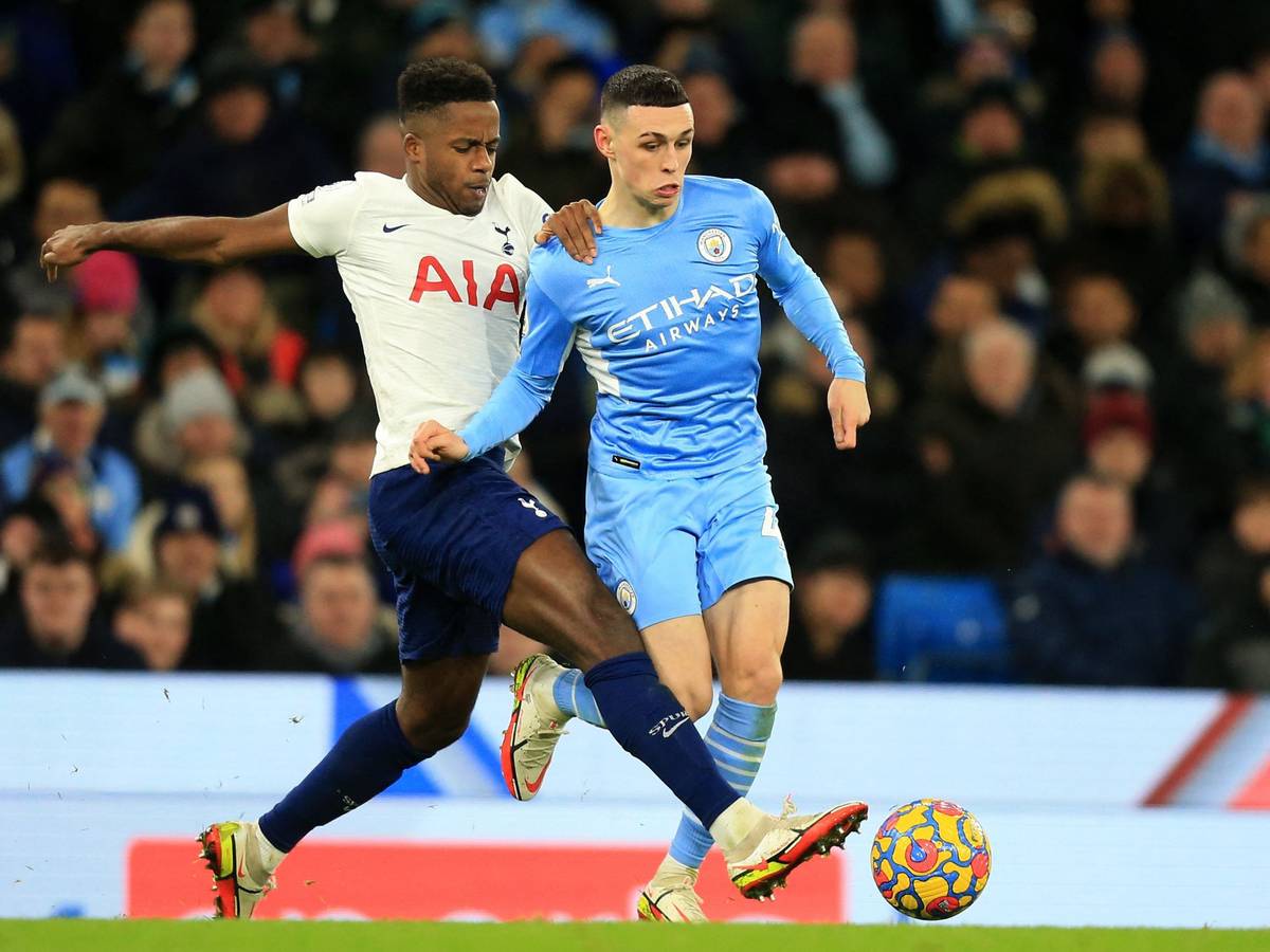 Tottenham Hotspur Mittelfeldspieler Ryan Sessegnon attackiert City-Star Phil Foden.
