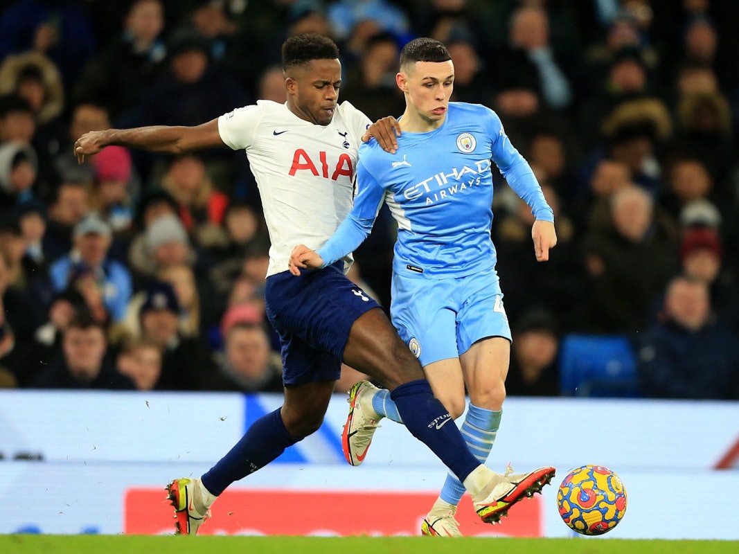 Tottenham Hotspur Mittelfeldspieler Ryan Sessegnon attackiert City-Star Phil Foden.