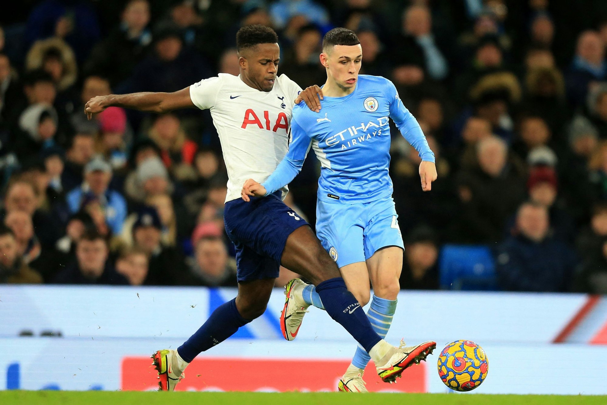 Tottenham Hotspur Mittelfeldspieler Ryan Sessegnon attackiert City-Star Phil Foden.