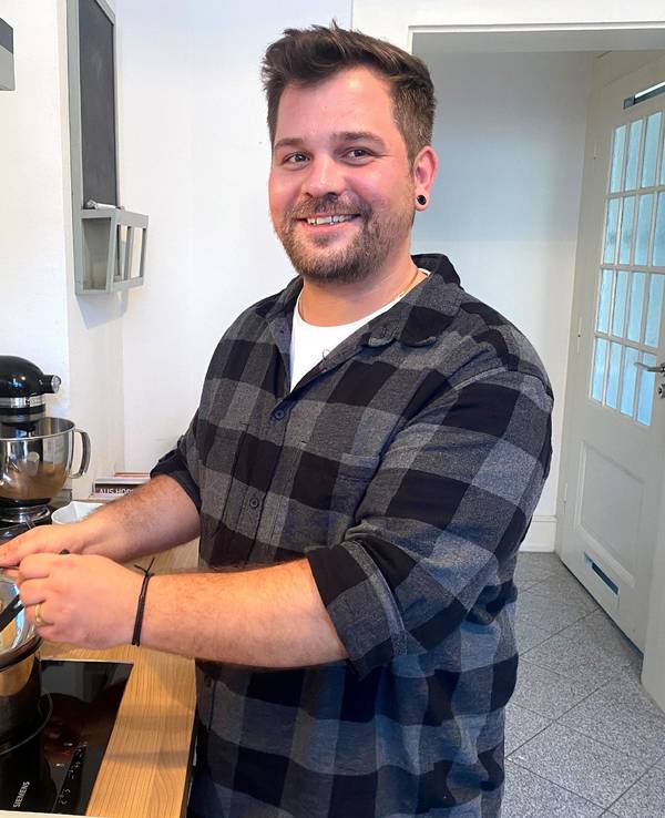 Das Foto zeigt den "Das perfekte Dinner"-Kandidaten Marcus beim Kochen in seiner Küche