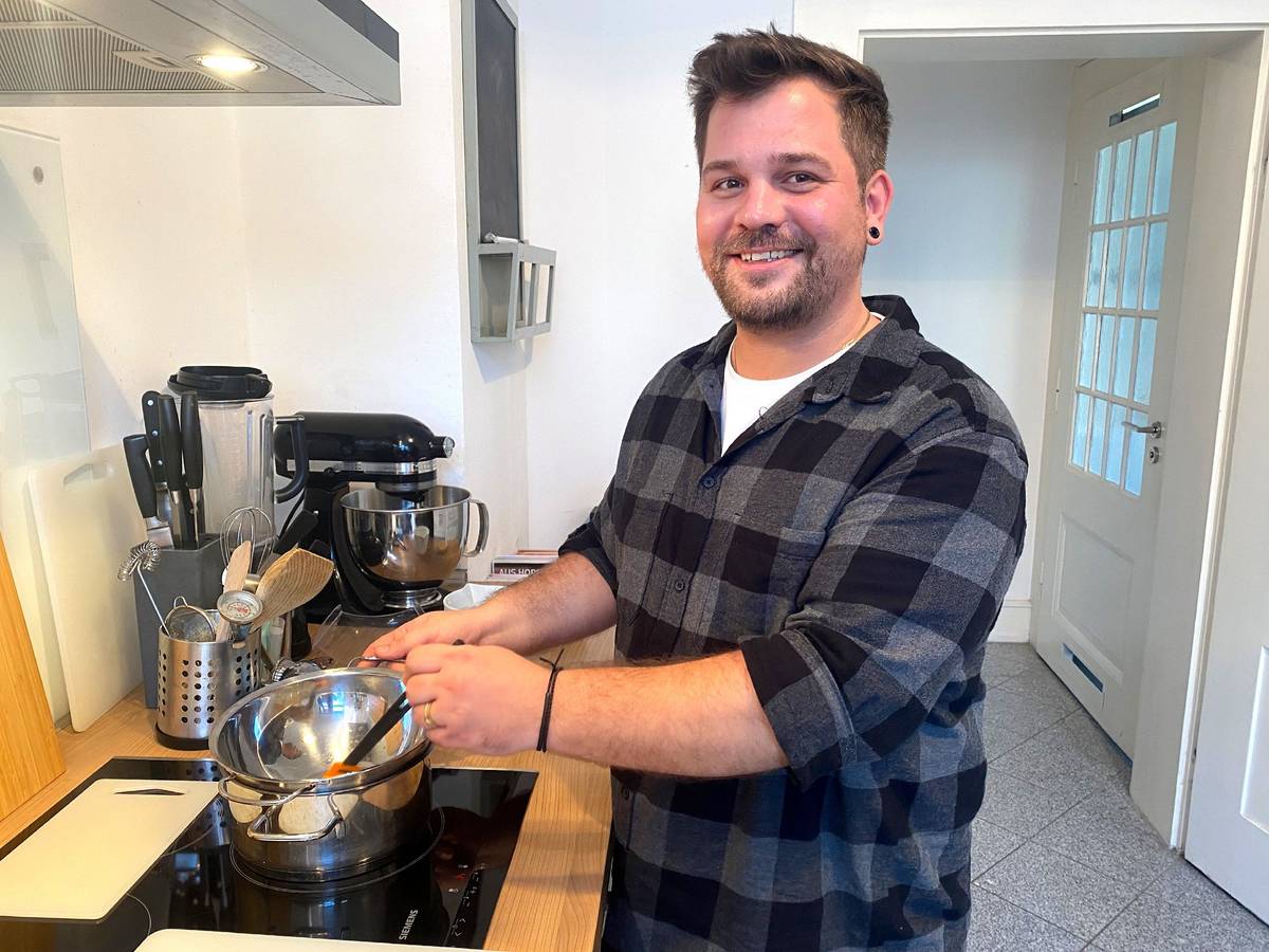 Das Foto zeigt den "Das perfekte Dinner"-Kandidaten Marcus beim Kochen in seiner Küche