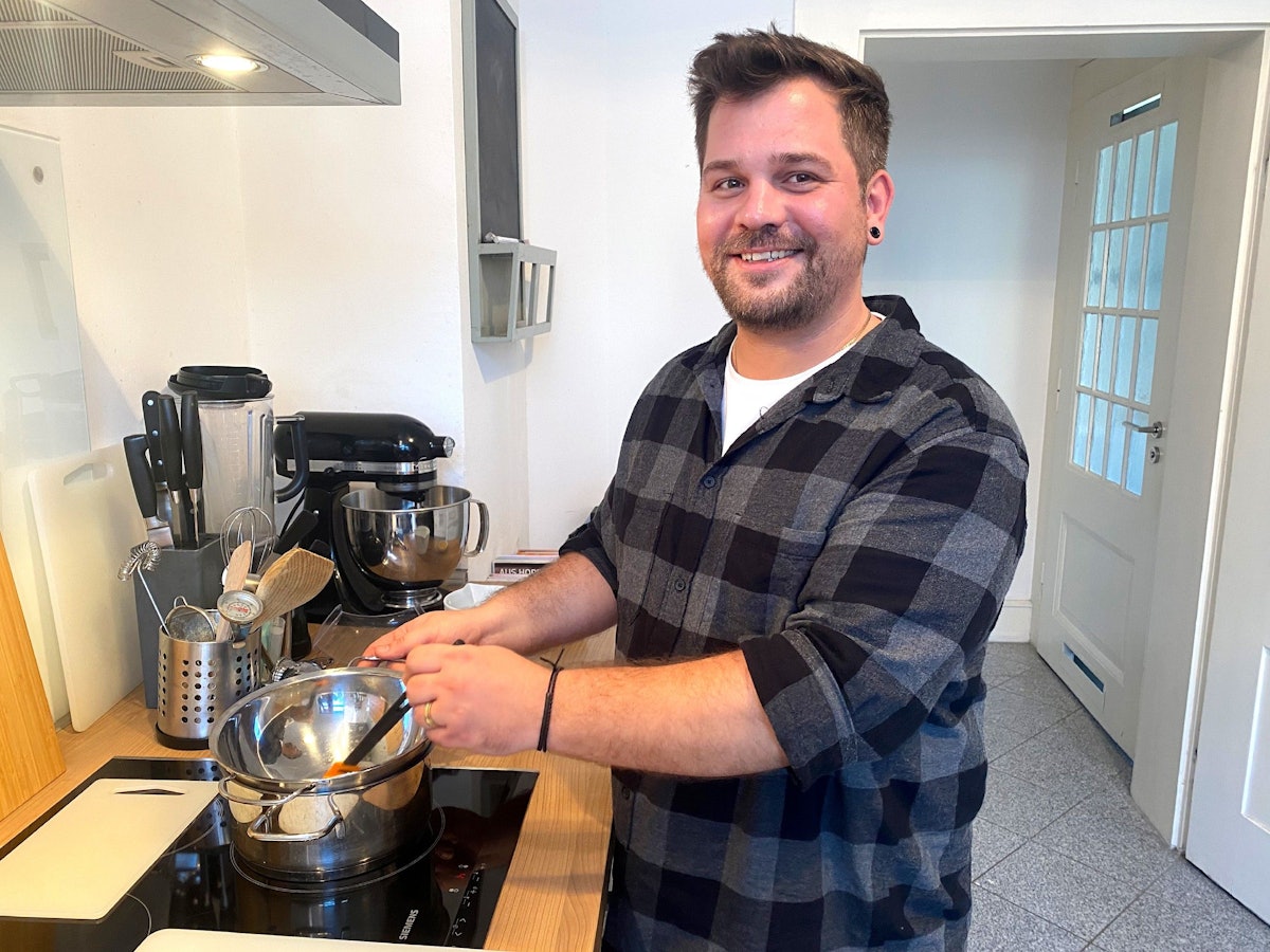 Das Foto zeigt den "Das perfekte Dinner"-Kandidaten Marcus beim Kochen in seiner Küche