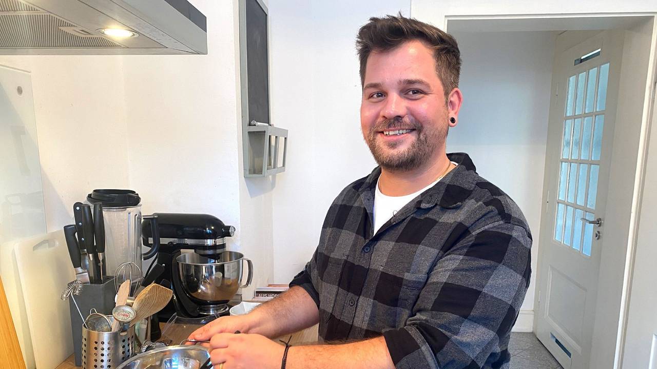 Das Foto zeigt den "Das perfekte Dinner"-Kandidaten Marcus beim Kochen in seiner Küche