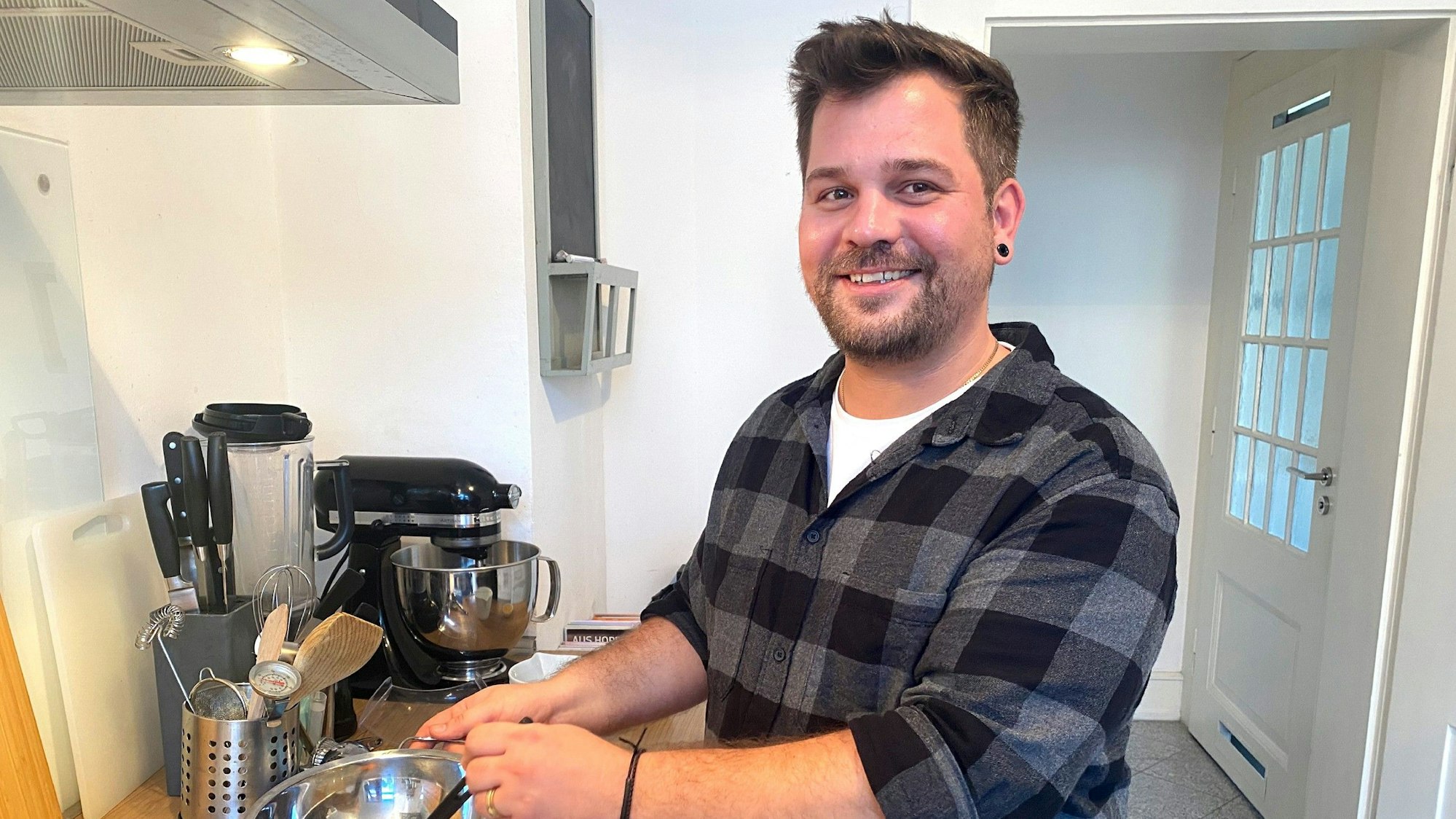 Das Foto zeigt den "Das perfekte Dinner"-Kandidaten Marcus beim Kochen in seiner Küche