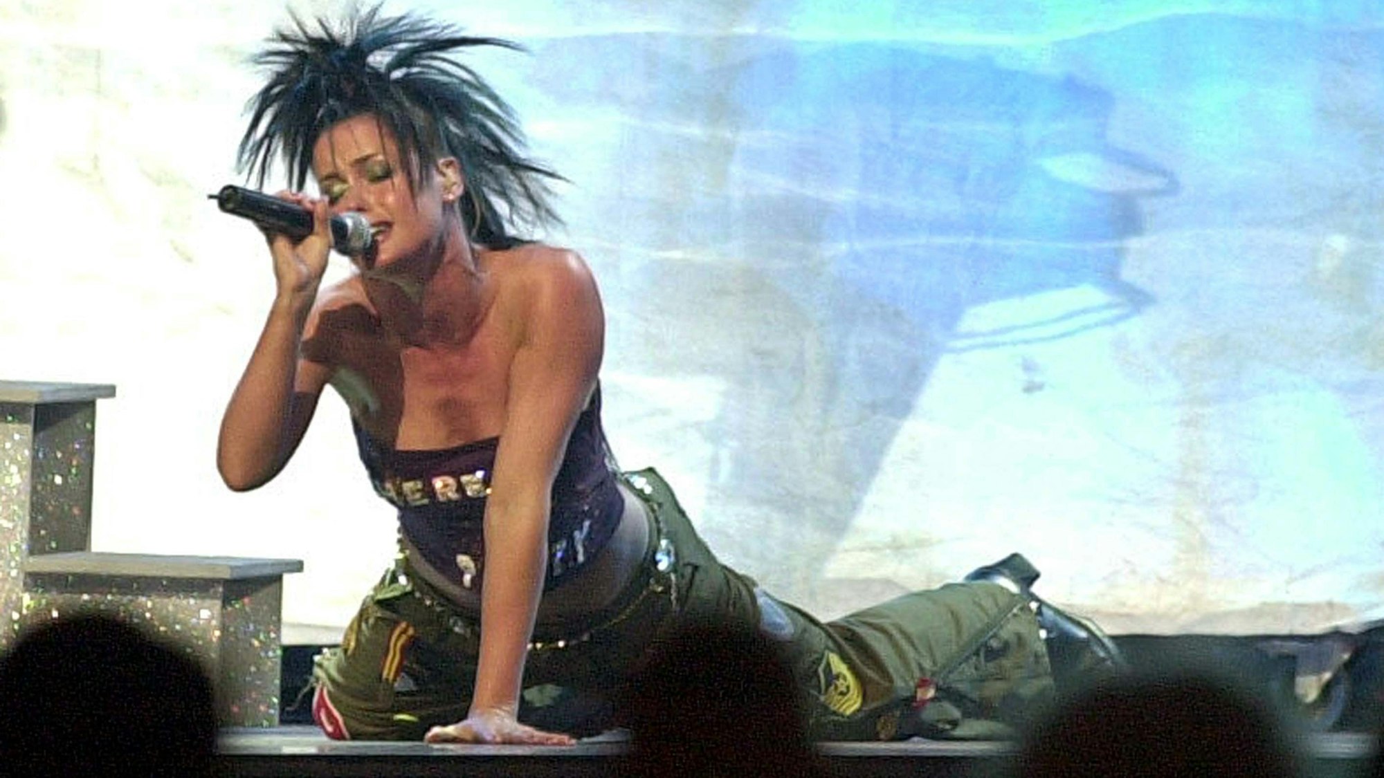Die dänische Popband "Aqua", hier Frontsängerin Lene Nystrom, tritt Samstagnacht (12.05.2001) in Kopenhagen beim Eurovision Song Contest als Showact auf.