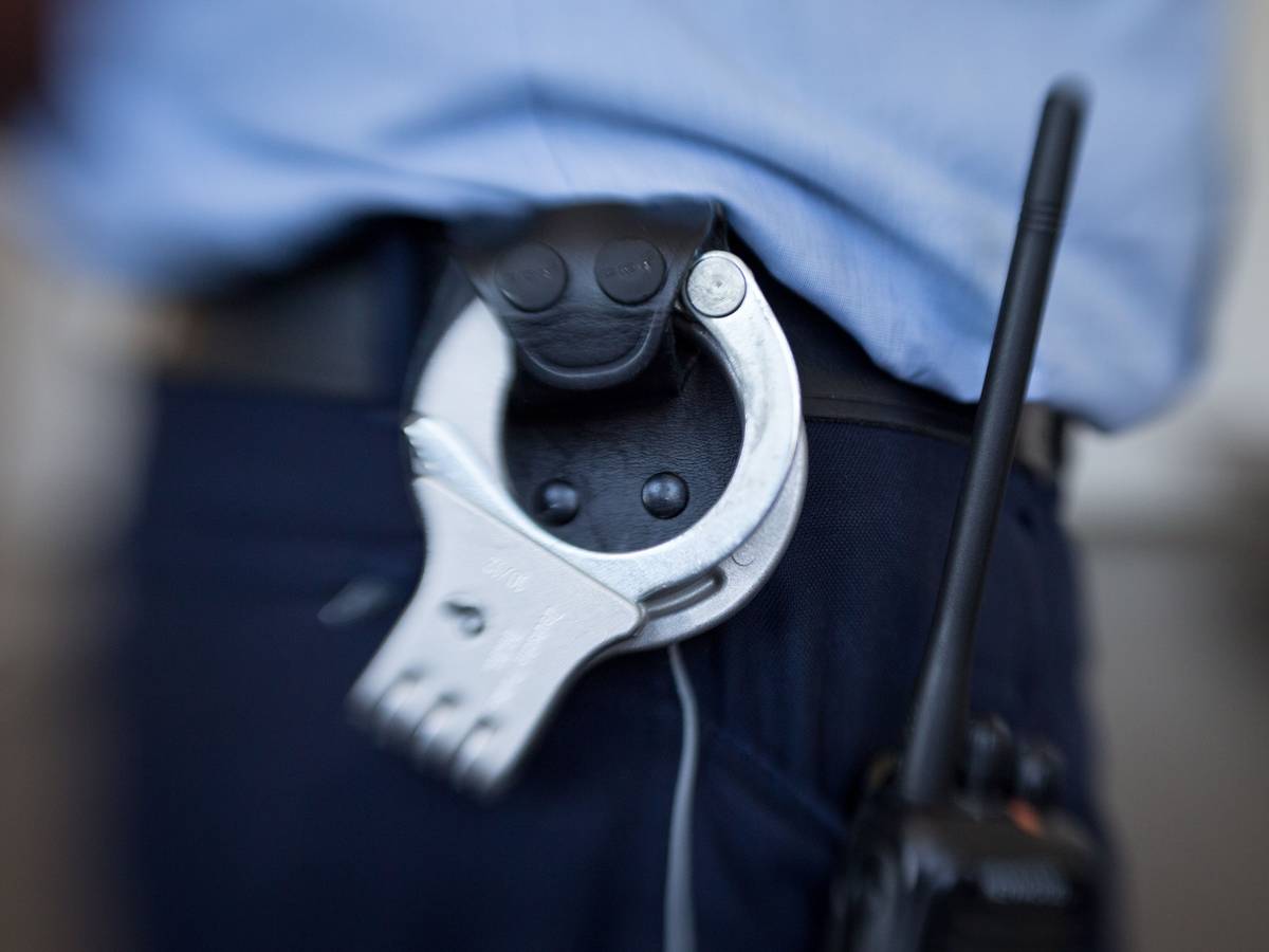 Blick auf die Handschellen eines Polizisten