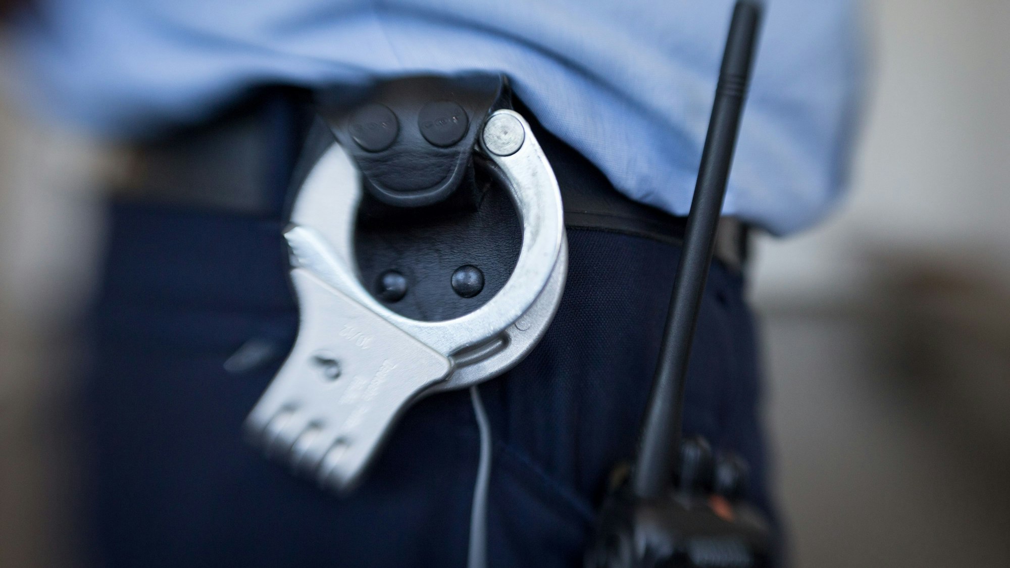 Blick auf die Handschellen eines Polizisten