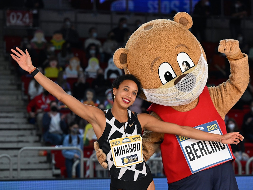 Malaika Mihambo jubelt mit ISTAF-Maskottchen Berlino.