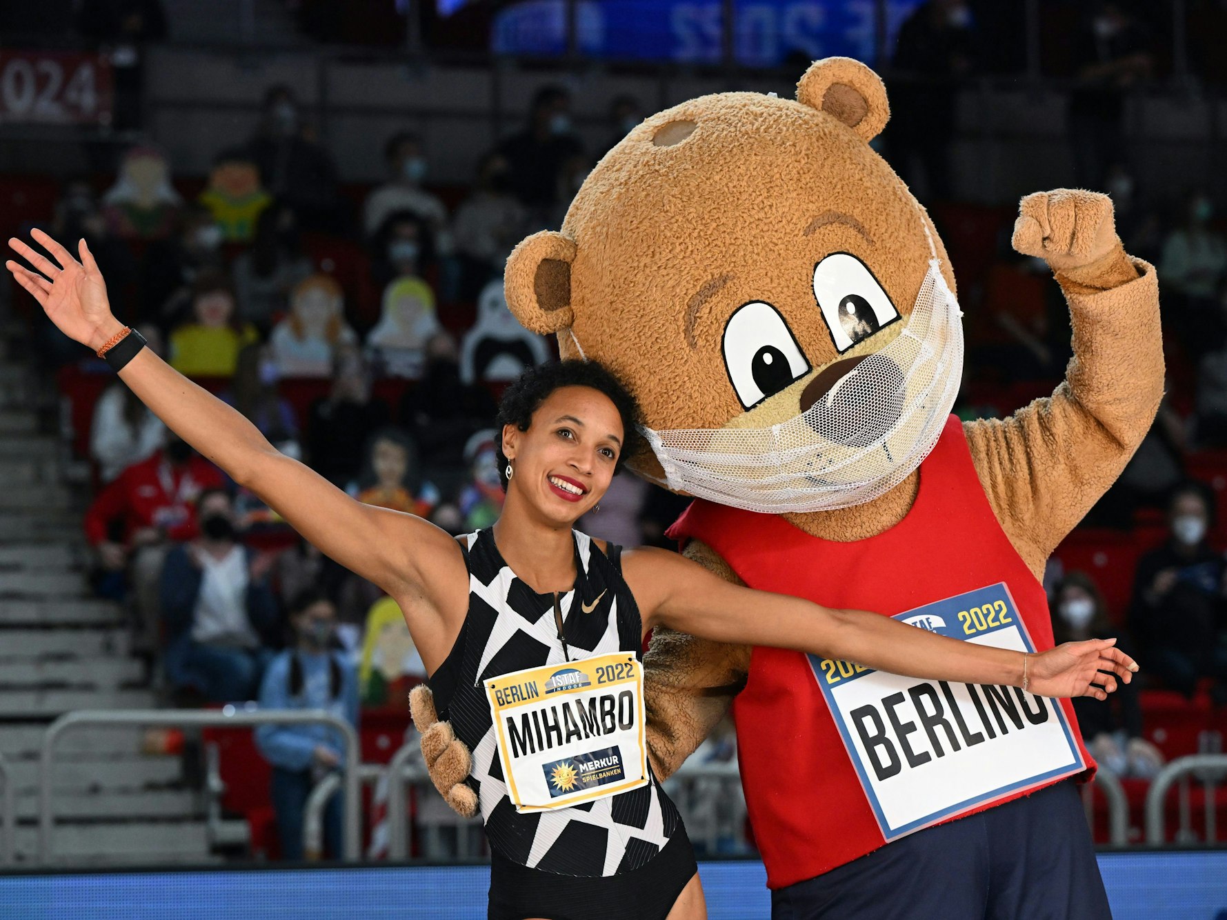 Malaika Mihambo jubelt mit ISTAF-Maskottchen Berlino.