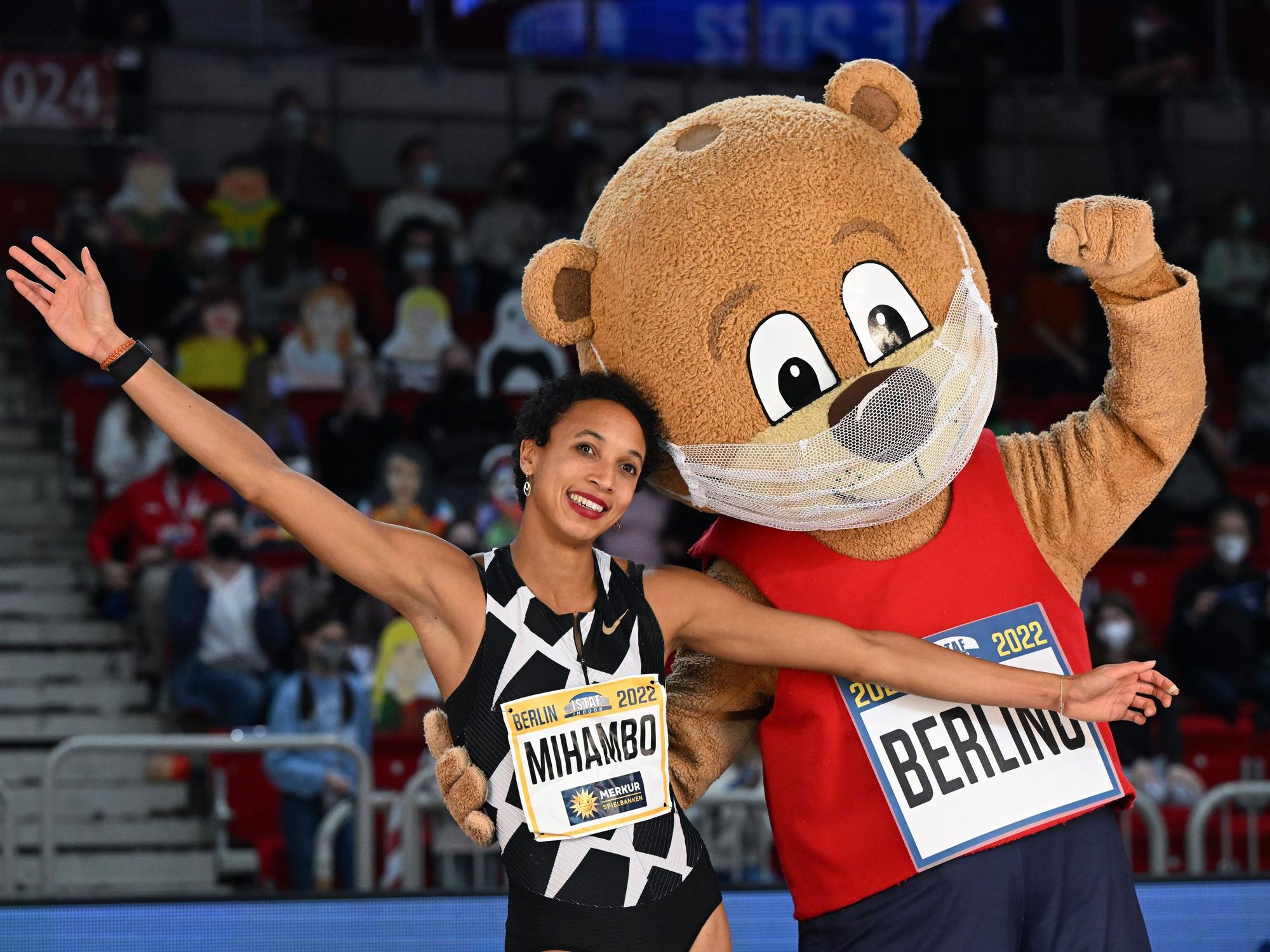 Malaika Mihambo jubelt mit ISTAF-Maskottchen Berlino.