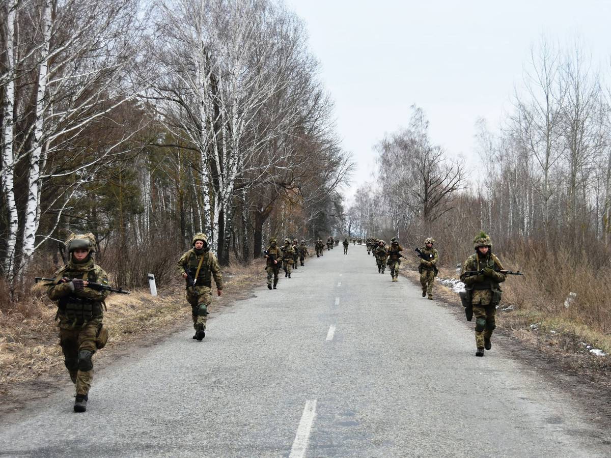 Das am 21. Februar von den ukrainischen Streitkräften veröffentlichte Foto zeigt ukrainische Soldaten an einem unbekannten Ort, die an Übungen teilnehmen. Russland führt nach Angaben der USA offenbar eine Liste von Ukrainern, die im Falle einer Invasion „getötet oder in Lager geschickt werden“ sollen.
