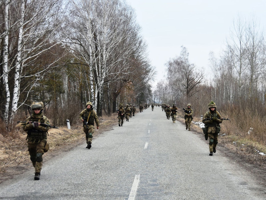 Das am 21. Februar von den ukrainischen Streitkräften veröffentlichte Foto zeigt ukrainische Soldaten an einem unbekannten Ort, die an Übungen teilnehmen. Russland führt nach Angaben der USA offenbar eine Liste von Ukrainern, die im Falle einer Invasion „getötet oder in Lager geschickt werden“ sollen.