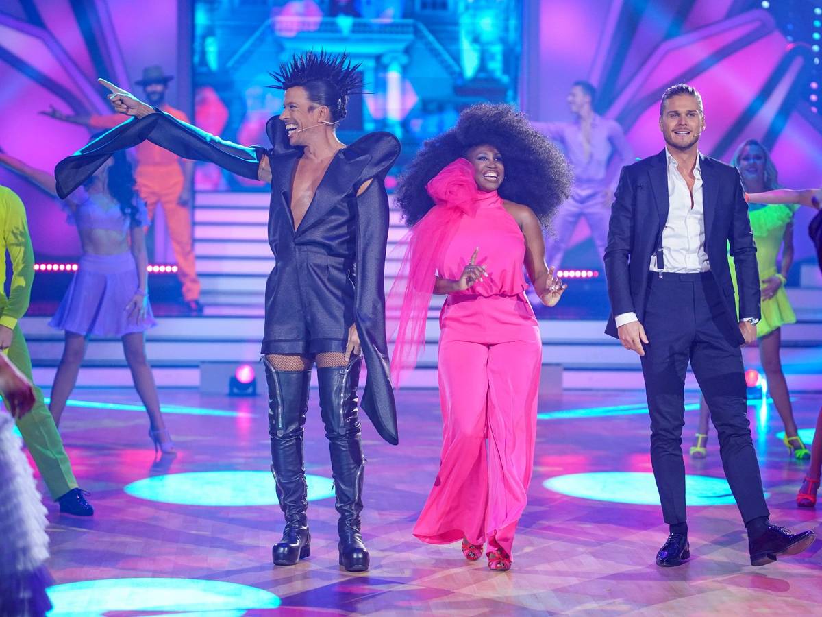 „Let's Dance - Wer tanzt mit wem?“ In der großen Kennenlernshow vertrat Rúrik Gíslason (re.) Jury-Boss Llambi.