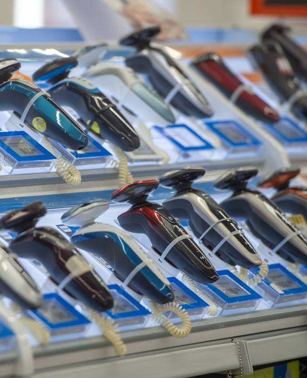 Elektrorasierer sind an einen Tisch in einem Elektronikmarkt gebunden.