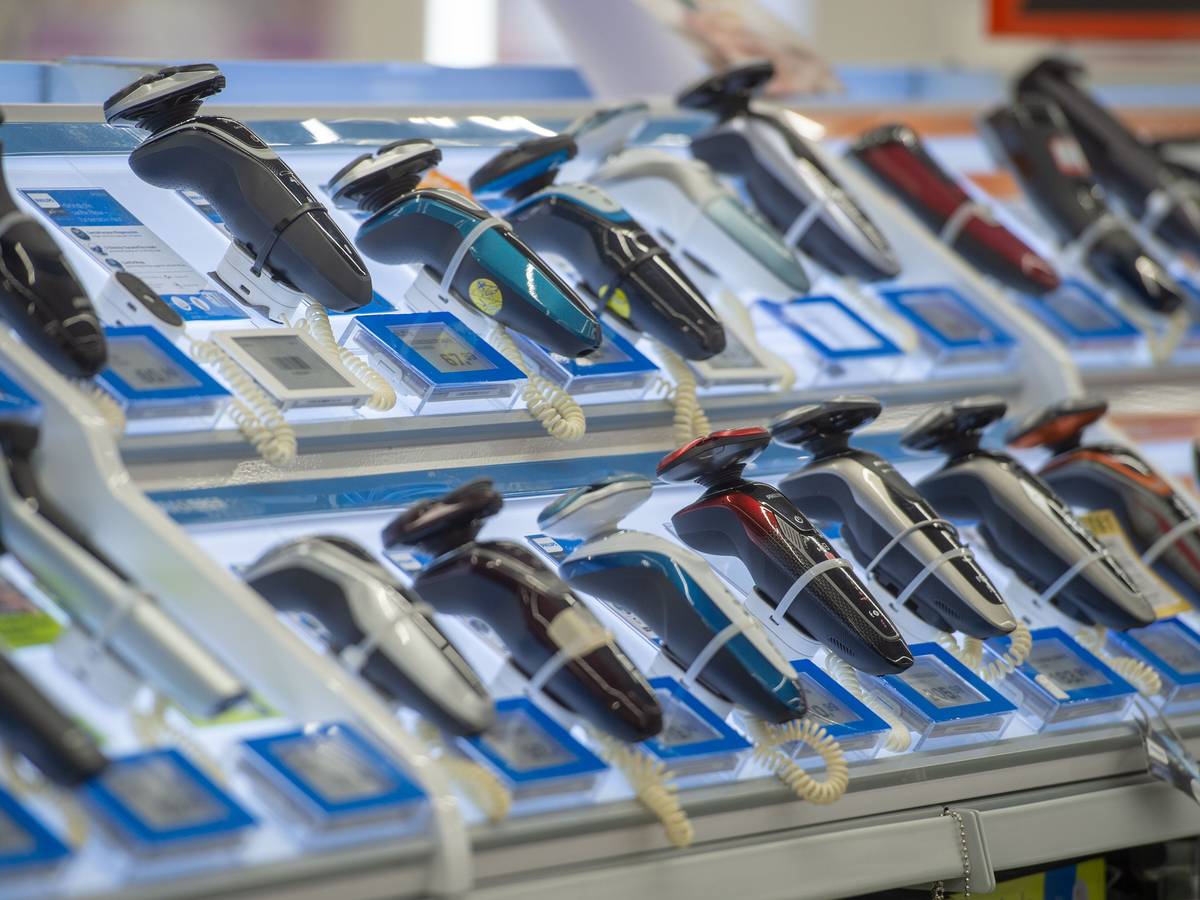 Elektrorasierer sind an einen Tisch in einem Elektronikmarkt gebunden.