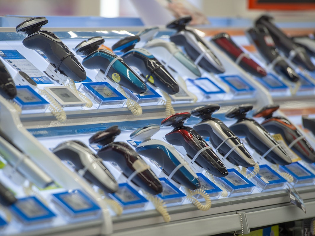 Elektrorasierer sind an einen Tisch in einem Elektronikmarkt gebunden.
