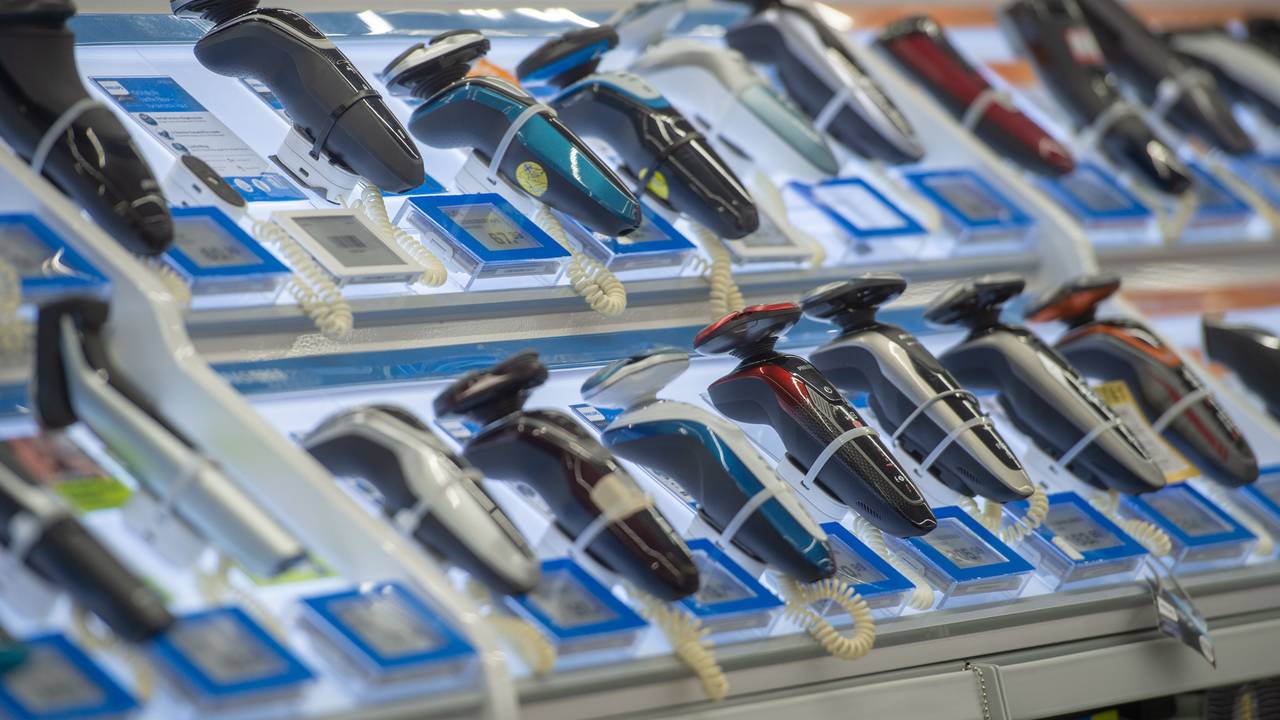 Elektrorasierer sind an einen Tisch in einem Elektronikmarkt gebunden.