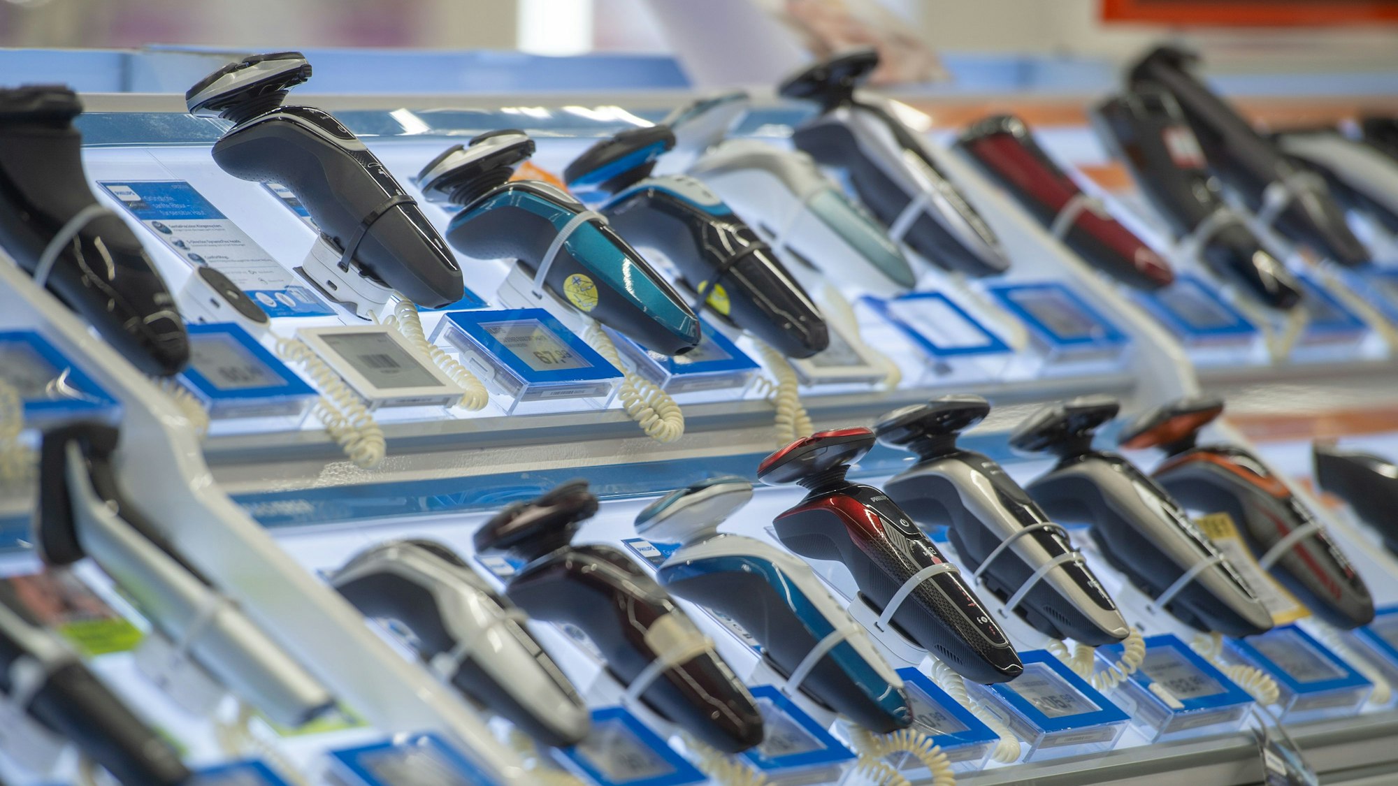 Elektrorasierer sind an einen Tisch in einem Elektronikmarkt gebunden.