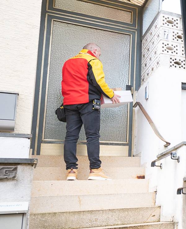 Eine Kundin in Ascherode in Thüringen wartete auf ein Päckchen. Ein DHL-Mitarbeiter stopfte die Ware einfach in den Briefkasten. Hier ein undatiertes Symbolfoto.