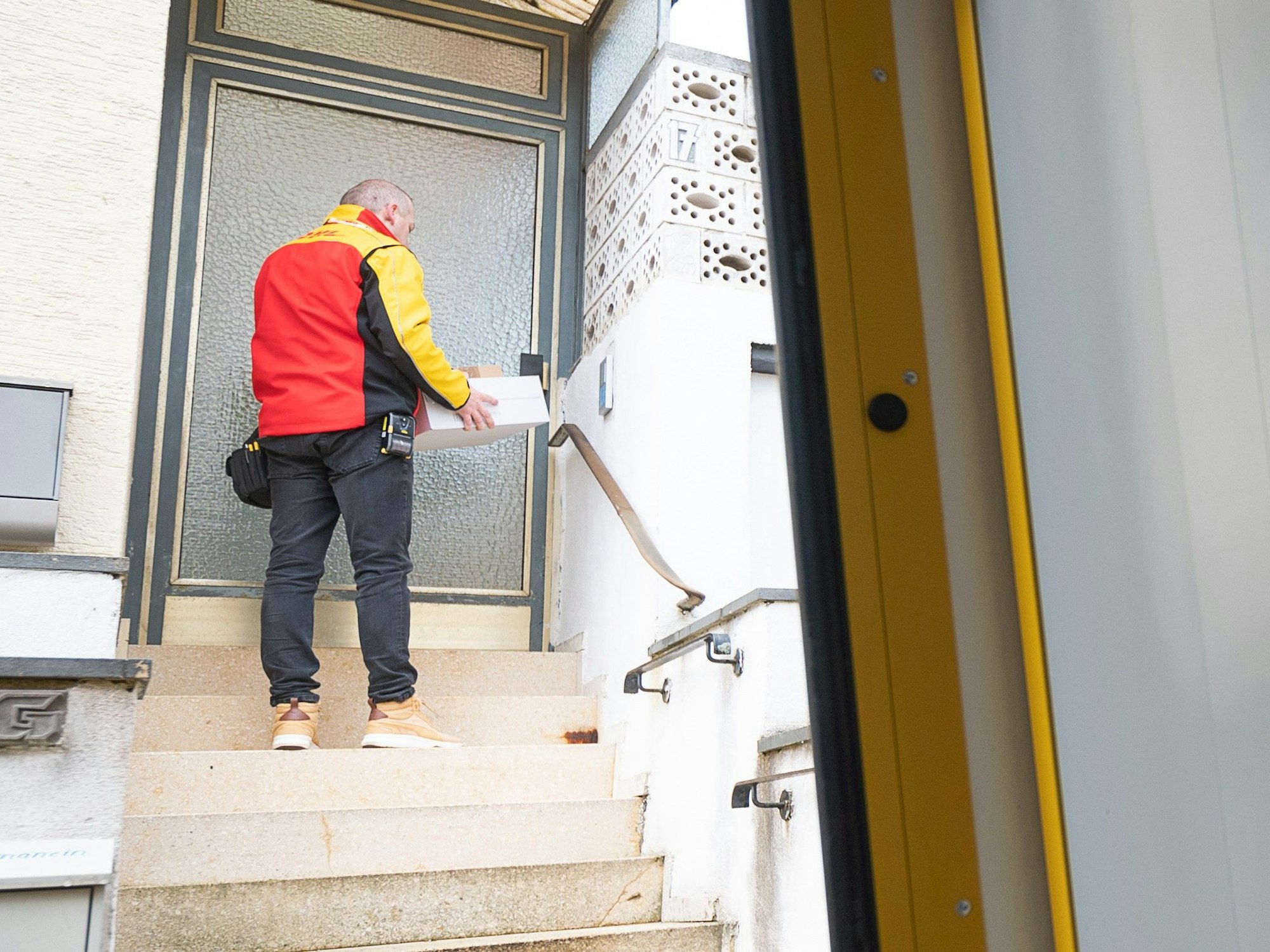 Eine Kundin in Ascherode in Thüringen wartete auf ein Päckchen. Ein DHL-Mitarbeiter stopfte die Ware einfach in den Briefkasten. Hier ein undatiertes Symbolfoto.
