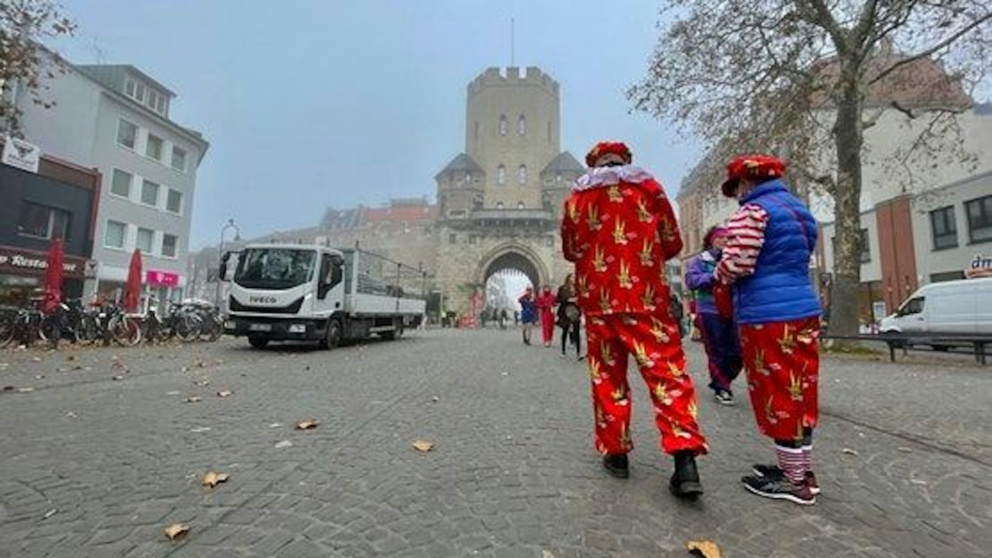 Karnevalisten am Chlodwigplatz in Köln.