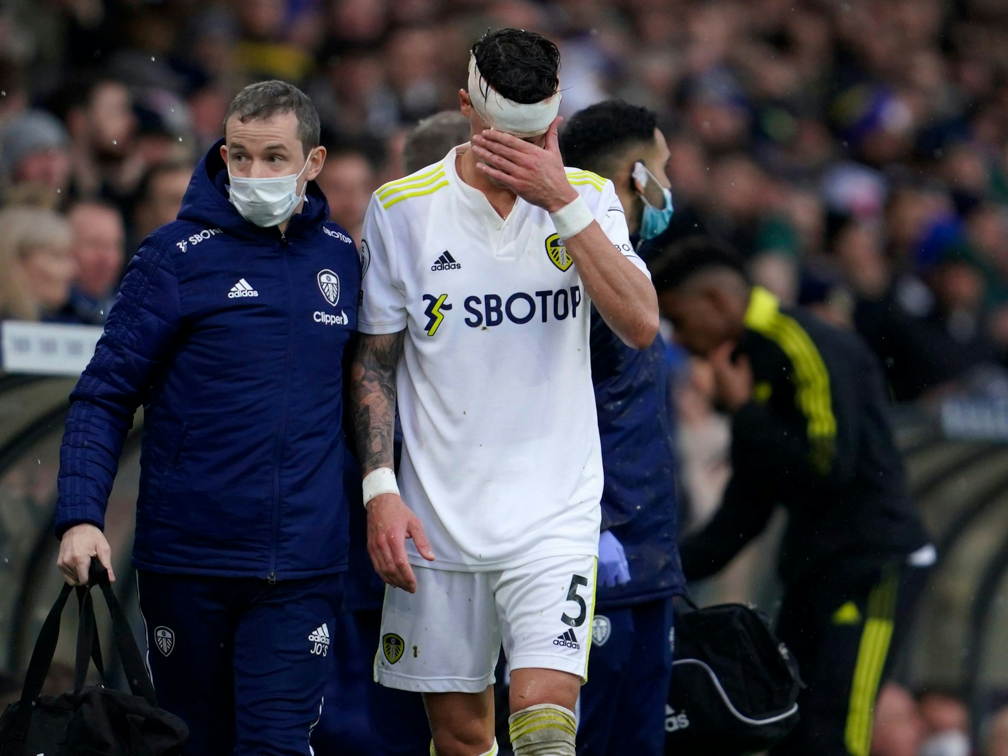 Robin Koch wird von einem Arzt vom Feld gebracht.