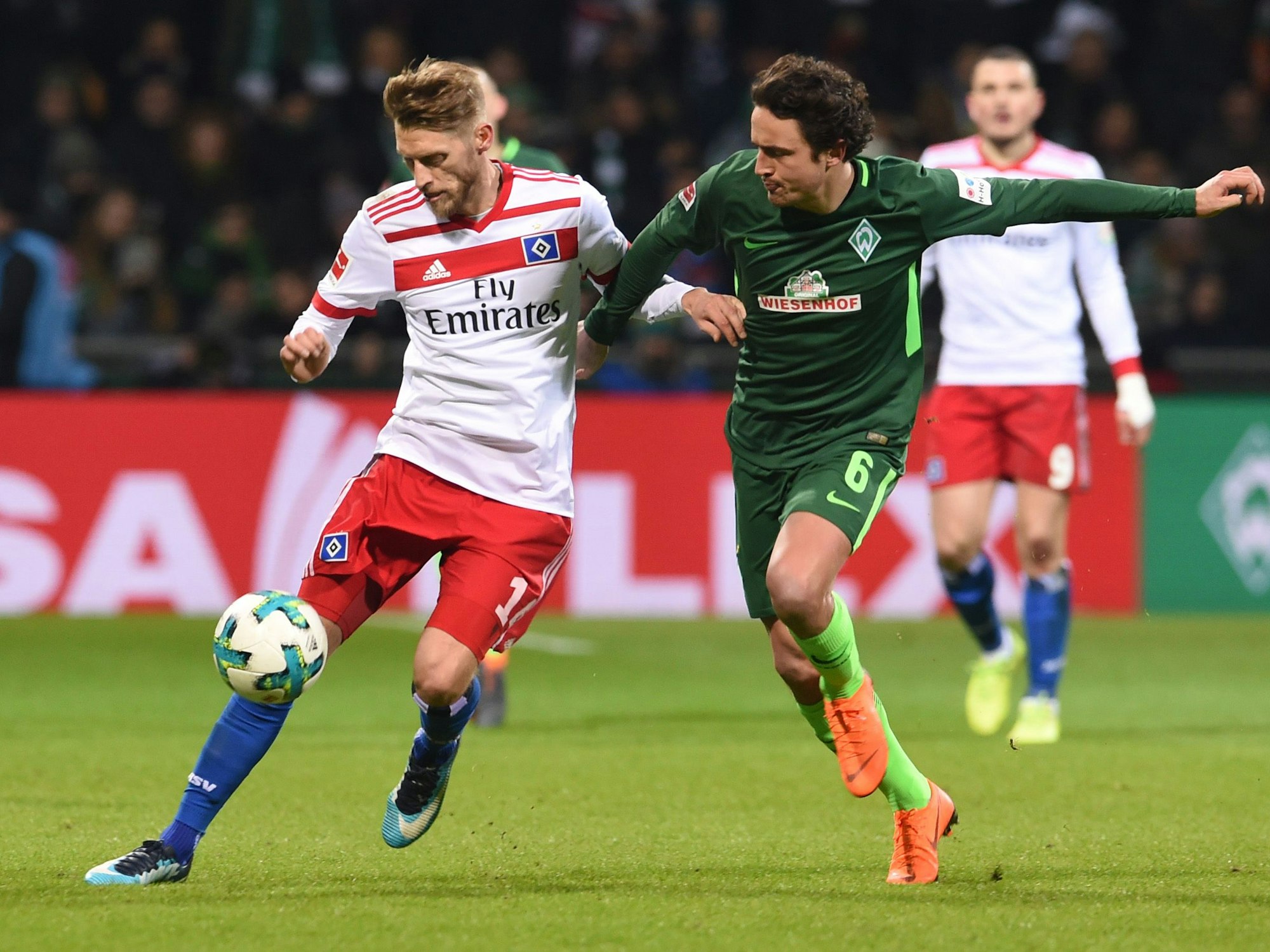 Aaron Hunt (links) im Spiel Hamburger SV gegen Werder Bremen am 24. Februar 2018 im Zweikampf gegen Thomas Delaney.