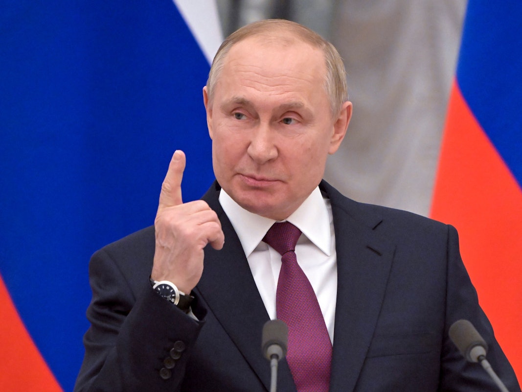 Wladimir Putin zeigt seinen Zeigefinger