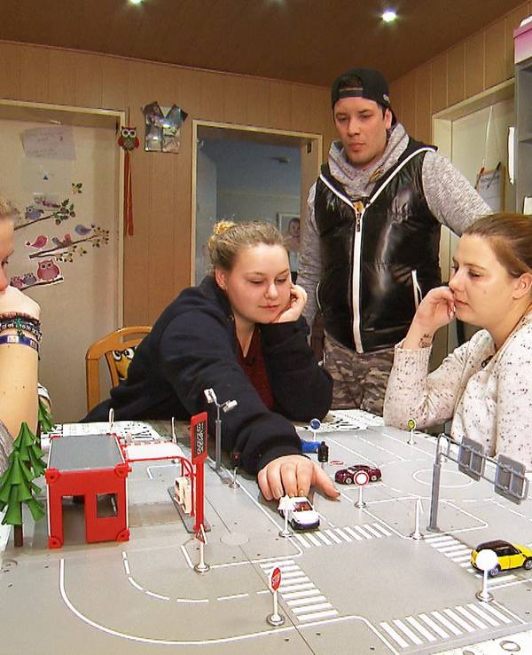 Lavinia, Sarah-Jane und Sarafina beschließen, endlich den Führerschein in Angriff zu nehmen. Flo gibt den Wollny-Mädels geduldig Theorieunterricht.