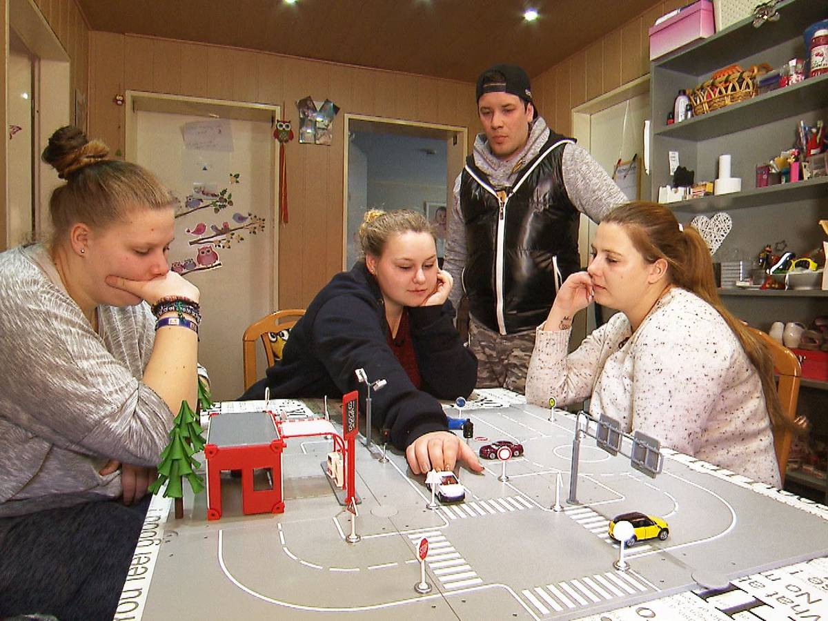 Lavinia, Sarah-Jane und Sarafina beschließen, endlich den Führerschein in Angriff zu nehmen. Flo gibt den Wollny-Mädels geduldig Theorieunterricht.