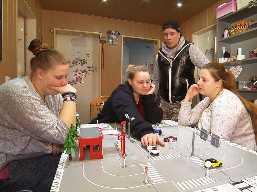 Lavinia, Sarah-Jane und Sarafina beschließen, endlich den Führerschein in Angriff zu nehmen. Flo gibt den Wollny-Mädels geduldig Theorieunterricht.